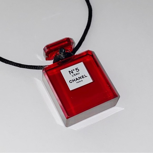 CHANEL Paris No 5 L’eau Red Plexiglass Perfume Bottle Charm Pendant Necklace - Picture 3 of 11